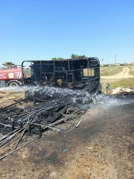 Park halindeki 2 karavan alev alev yandı; o anlar kamerada/Ek fotoğraflar