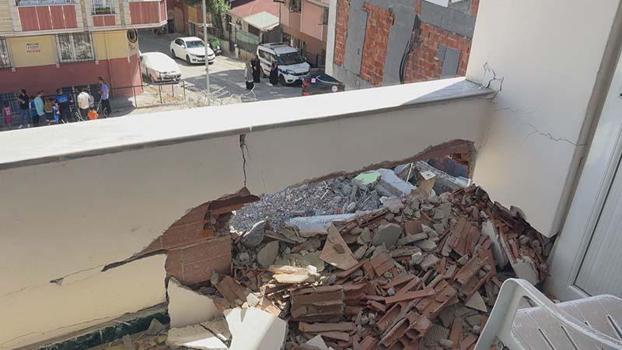 Esenyurt'ta yıkım sırasında devrilen apartmanın zarar verdiği bina tahliye edildi