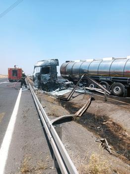 Derik’te bitkisel yağ yüklü tanker bariyerlere çarpıp yandı