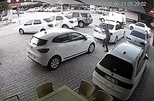 Oto galeriye silahlı saldırı kamerada; çok sayıda araca kurşun isabet etti