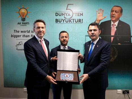 Bakanlar Kurum ve Bayraktar, Londra'da AK Parti teşkilatıyla bir araya geldi