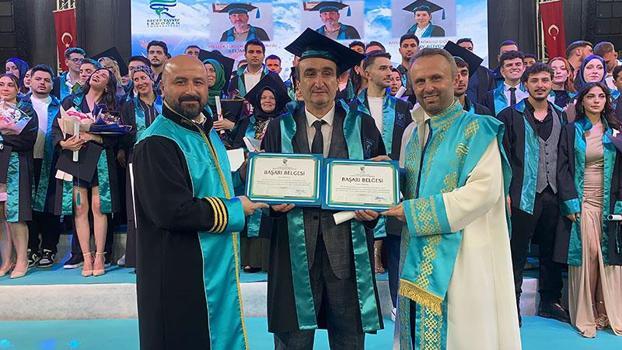 RTEÜ’de mezuniyet coşkusu; 54 yaşında iki ana dalda birinci oldu