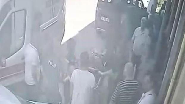 Kaporta ustası tamir etmek istediği otomobilin altında kaldı; o anlar kamerada