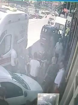 Kaporta ustası tamir etmek istediği otomobilin altında kaldı; o anlar kamerada