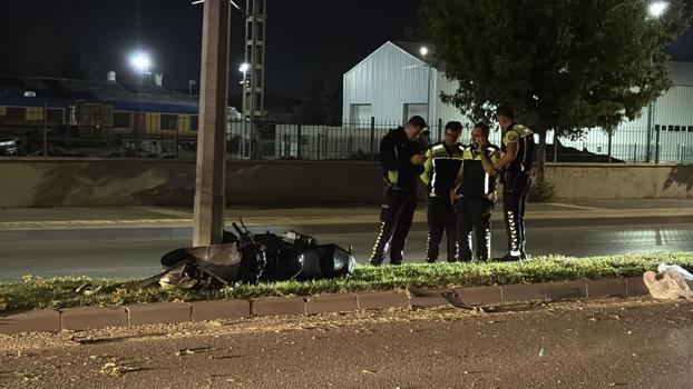 Sivas'ta motosiklet aydınlatma direğine çarptı: 2 yaralı