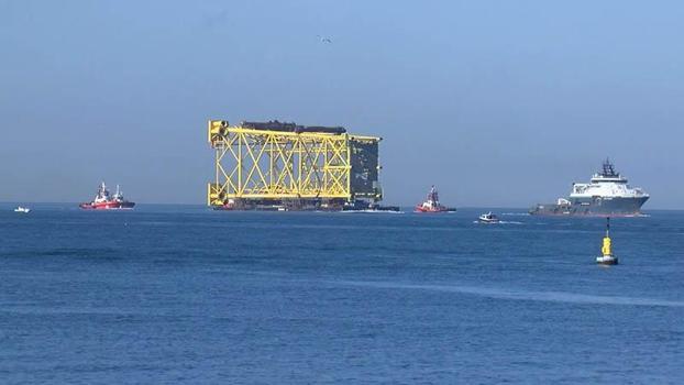 İstanbul Boğazı'ndan 350 metrelik sondaj platform iskelesi geçiş yapıyor