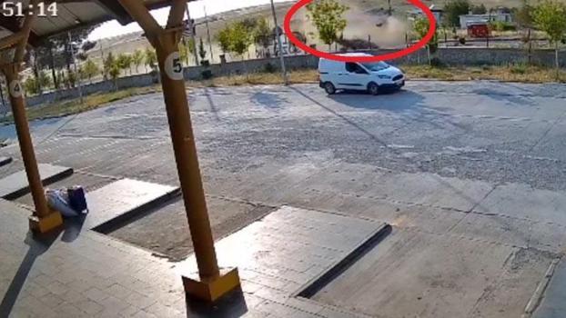 Takla atan otomobildeki 2 kişi, ağır yaralandı; kaza kamerada