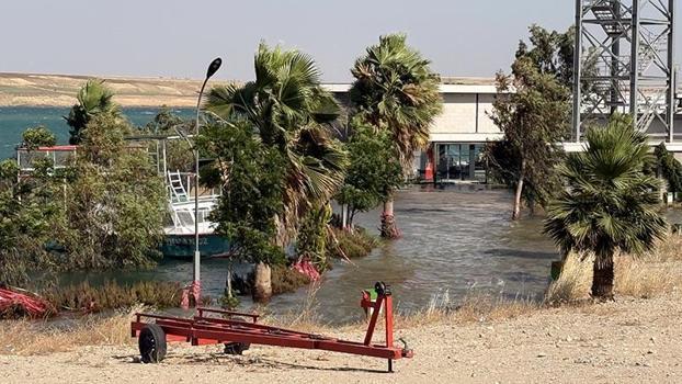 Adıyaman'da iş yerleri ve yürüyüş yolları su altında kaldı