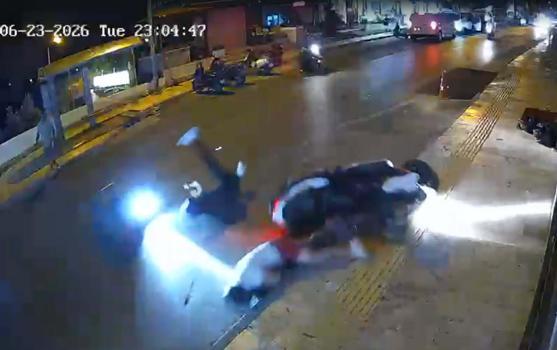 Bodrum'da 2 motosiklet çarpıştı; kaza kamerada