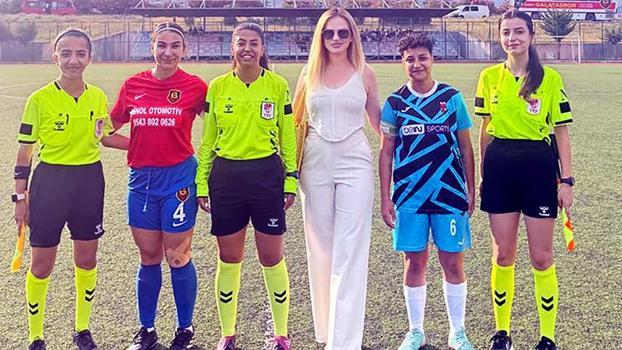 Bu maçtaki futbolcular, hakemler ve gözlemci kadın