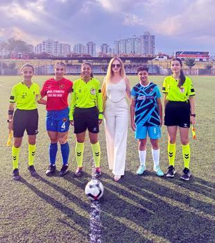 Bu maçtaki futbolcular, hakemler ve gözlemci kadın