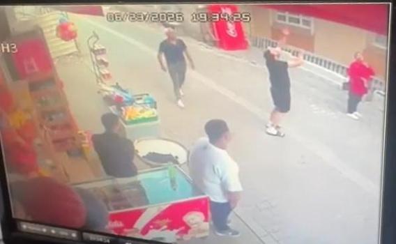 Küçükçekmece'de 8'inci kattan düşen yavru kediyi şemsiyeyle kurtardılar
