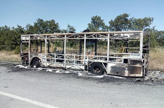 Seyir halindeki otobüs alev alev yandı