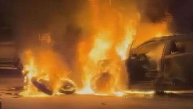Esenyurt'ta çarpışan otomobil ve motosiklet alev alev yandı: 2 yaralı