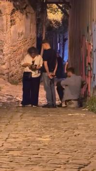 Galata’da 'fırça düşürme' bahanesiyle dolandırmaya çalıştığı kadını Rus turistler kurtardı; şüpheli yakalandı