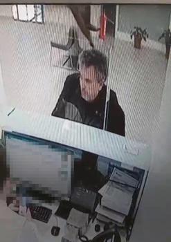 Bankada işlem yaparken üzerine kedi düştü; o anlar kamerada
