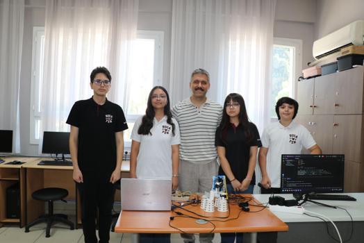 Lise öğrencileri, atık elektronik eşyalardan akıllı mikroskop üretti