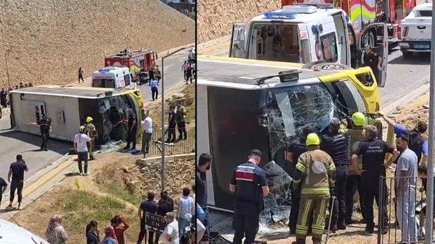 Çocuğa çarpmamak için şoförünün manevra yaptığı özel halk otobüsü devrildi