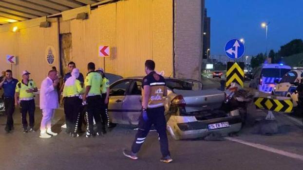 Bakırköy'de hafif ticari araç ile otomobil çarpıştı: 5 yaralı