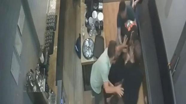 Kadıköy’de kafe çalışanına saldıran kişi kamerada