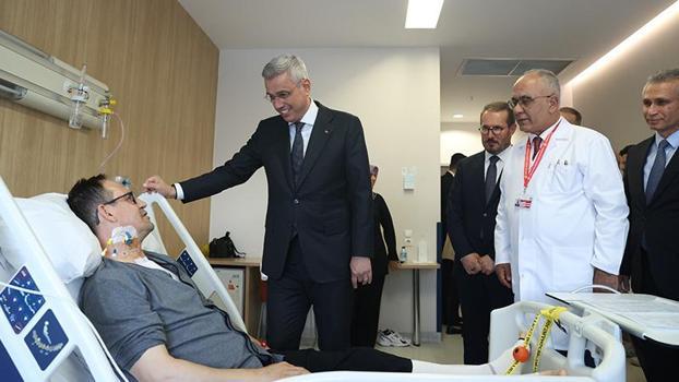 Bakan Memişoğlu'ndan yerli kalp-akciğer makinesiyle ameliyat olan hastaya ziyaret
