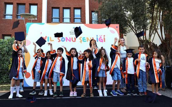 Beyaz Köşk Anaokulu'nun miniklerinden mezuniyet coşkusu