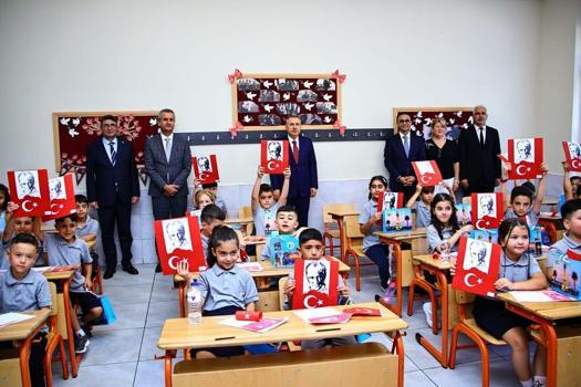 İzmir'de 733 bin 305 öğrenci karne aldı