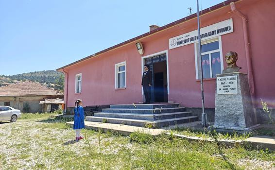 Okulun tek öğrencisi İlayda’nın karne sevinci