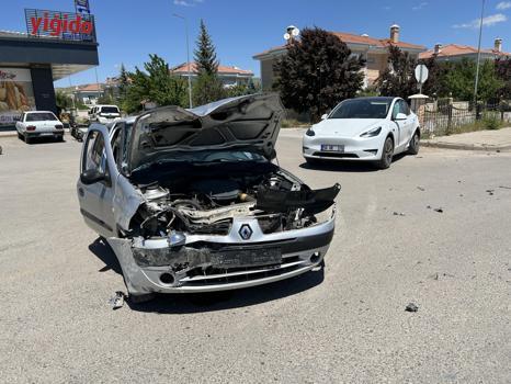 Sivas'ta otomobiller çarpıştı: 2 yaralı