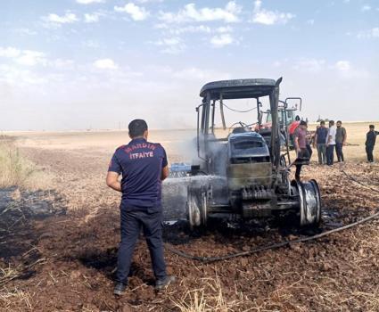 Mardin'de tarlada yanan traktör, kullanılamaz hale geldi