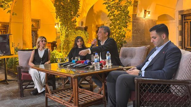 Özgür Özel: Kayyımdan sonra binaları geride bıraktık, yürüyoruz (4)