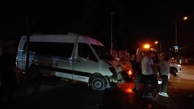 Bursa'da servis minibüsü refüjde sinyalizasyon direğine çarptı: 1 yaralı
