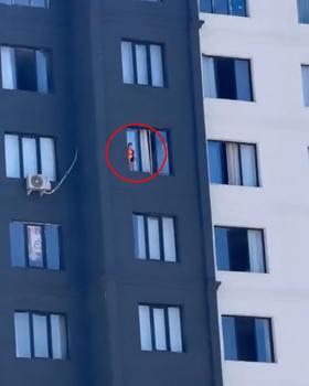 12'nci kattaki pencereye çıkan çocuk kamerada