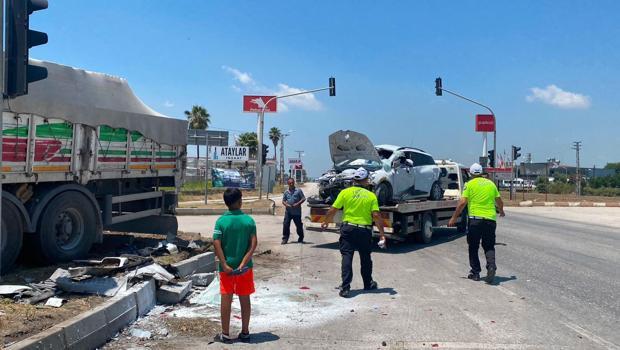 TIR, kavşakta 2 otomobile çarptı; 5 yaralı