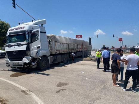 TIR, kavşakta 2 otomobile çarptı; 5 yaralı