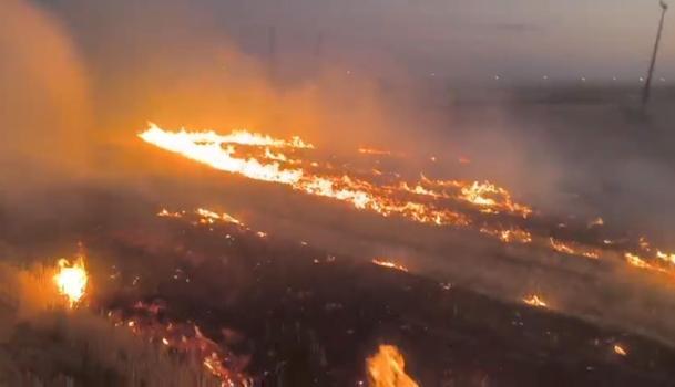 Kızıltepe’de anız yangınları; saman balyası makinesi yandı