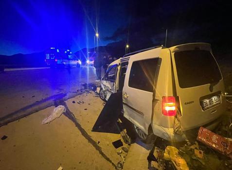 Kayseri’de hafif ticari araç ile otomobil çarpıştı: 1 ölü, 6 yaralı