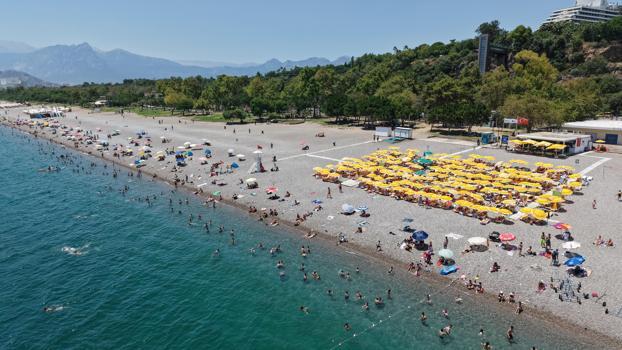 Antalya'nın bunaltıcı havasına mavi sularda serinlik aradılar
