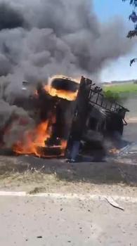Devrilen tanker alev aldı