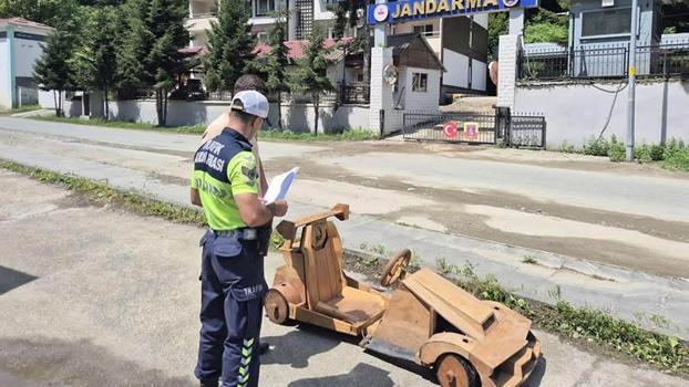 Ahşap arabasıyla kara yolunda hız denemesi yaptı