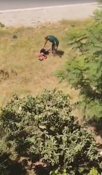 Sulama kanalına giren oğlunu kemerle dövdü