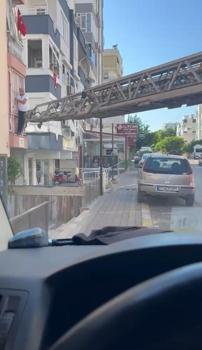 Balkon demirinde mahsur kaldı, itfaiye merdiveniyle kurtarıldı