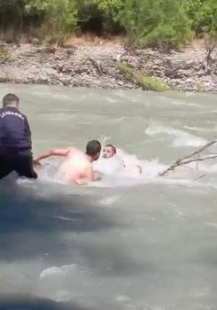 Çayda mahsur kalan kişi kurtarıldı