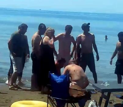Boğulma tehlikesi geçirdi, sahildekiler kurtardı