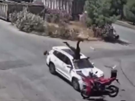 15 yaşındaki sürücünün çarptığı motosikletin sürücüsü ağır yaralandı; kaza anı kamerada