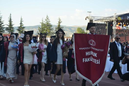 Eczacılık fakültesini bitirdi, cübbe ve kepini babasına giydirdi / Ek fotoğraflar