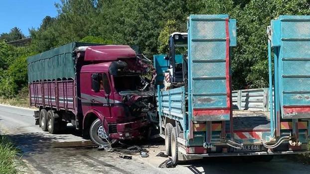 Manisa’da iki kamyonun çarpıştığı kazada sürücüler öldü, 1 yaralı