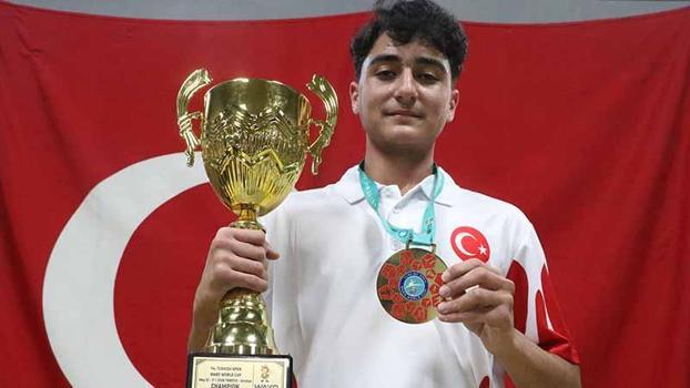 Ağabeyinin teşvikiyle başladığı kick boksta dünya şampiyonu oldu