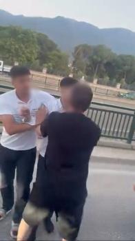 Bursa'da minibüs şoförlerinin yol verme kavgası kamerada