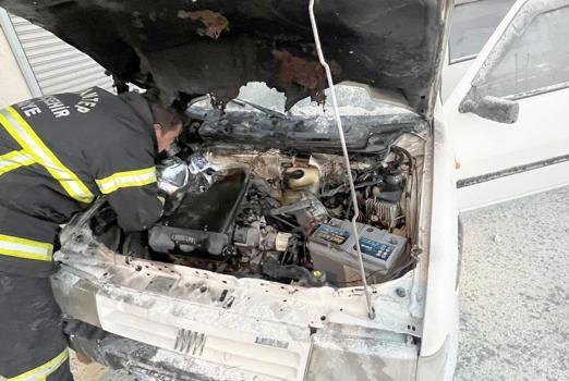 Gaziantep'te park halindeki otomobil yandı